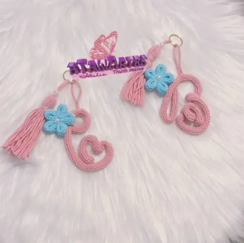 Chaveiro de Letra Feminino Personalizado em Tricoctin