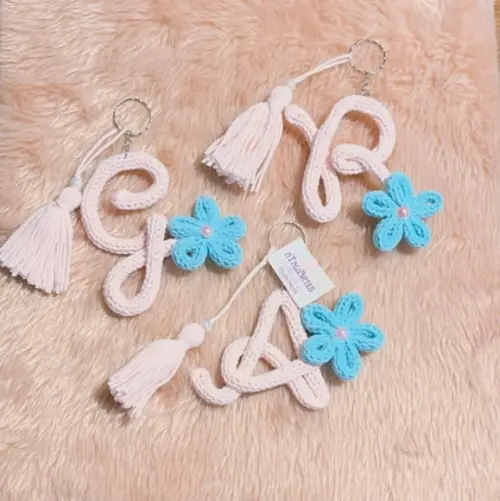 Chaveiro de Letra Feminino Personalizado em Tricoctin