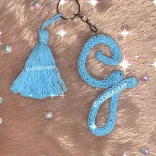 Chaveiro Letra Inicial com Tassel em Tricotin