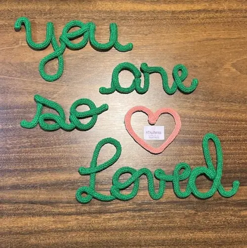 Frase You Are So Loved Personalizada em Tricotin