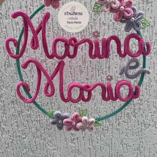 Guirlanda Decorativa Gêmeas Personalizada em Tricotin
