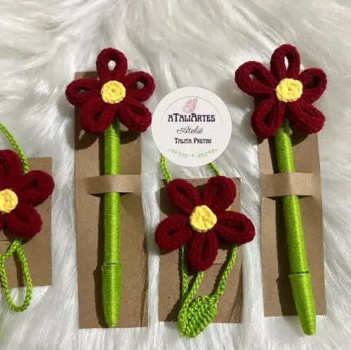 Kit Marca Página e Caneta em Tricotin - Presente Artesanal