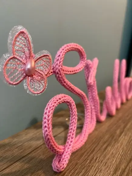 Nome Decorativo de Mesa Personalizado em Tricotin