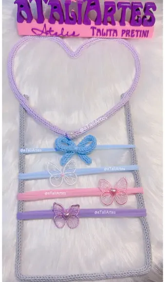 Porta tiara de bebê + 03 tiaras Personalizadas em Tricotin