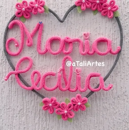 Porta Maternidade Coração Flores Laterais em Tricotin