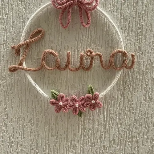 Porta Maternidade Laço e Flores em Tricotin
