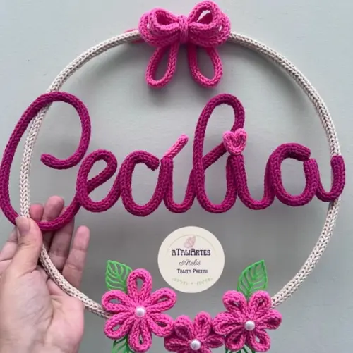 Porta Maternidade Laço e Flores Cores Vibrantes em Tricotin