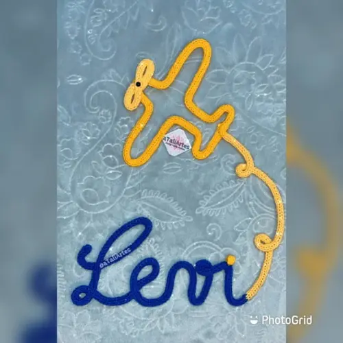 Porta Maternidade Nome com Desenho em Tricotin personalizado