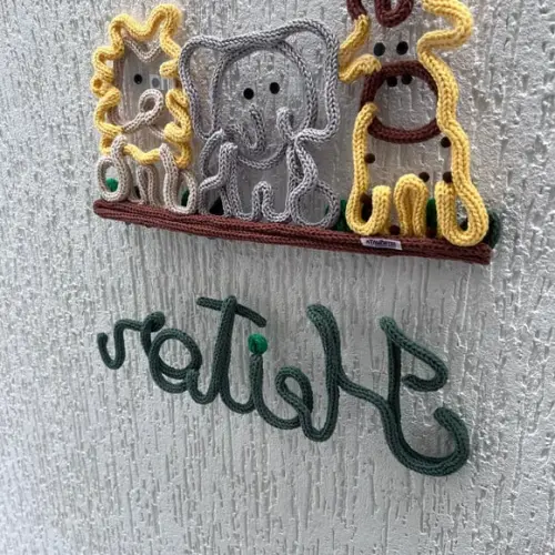 Porta Maternidade Safari no Galho personalizado em Tricotin