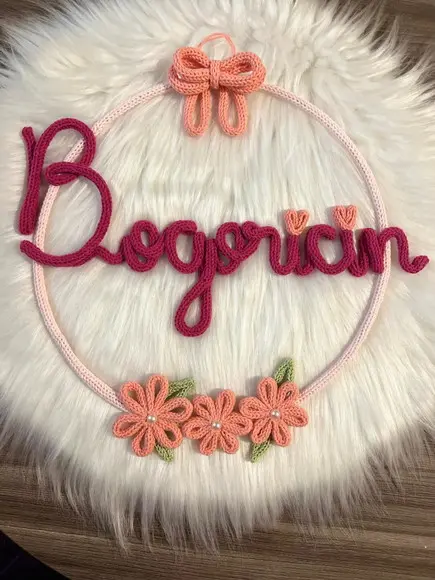 Porta Maternidade Sobrenome Personalizado em Tricotin