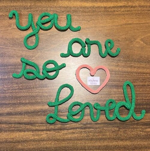 Frase: You Are So Loved Personalizada em Tricotin com coração para quarto infantil