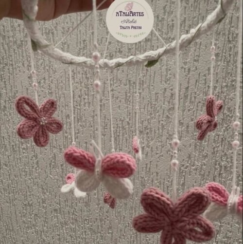 Móbile Borboletas e Flores personalizado em Tricotin