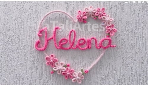 Porta Maternidade Coração com Flores Personalizado em Tricotin com 01 nome