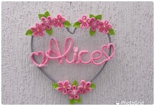 Porta Maternidade Coração com Flores Personalizado em Tricotin 
