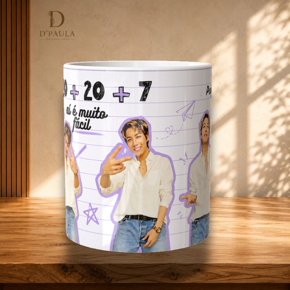 Caneca K-pop Professora é 67 em Cerâmica Premium 325ml