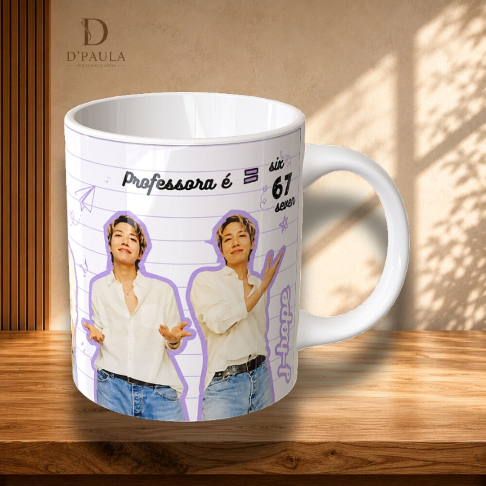 Caneca K-pop Professora é 67 em Cerâmica Premium 325ml
