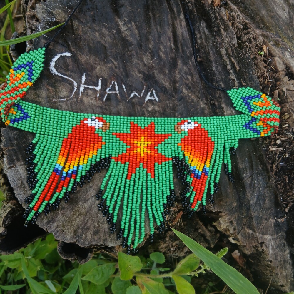 Colar de miçanga de arara