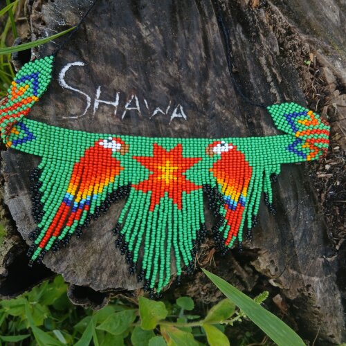 Colar de miçanga de arara