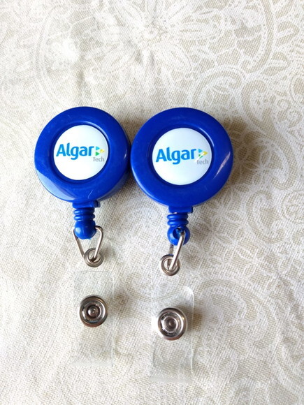 50 Porta Crachá Personalizado Retrátil de Plástico - Fy001