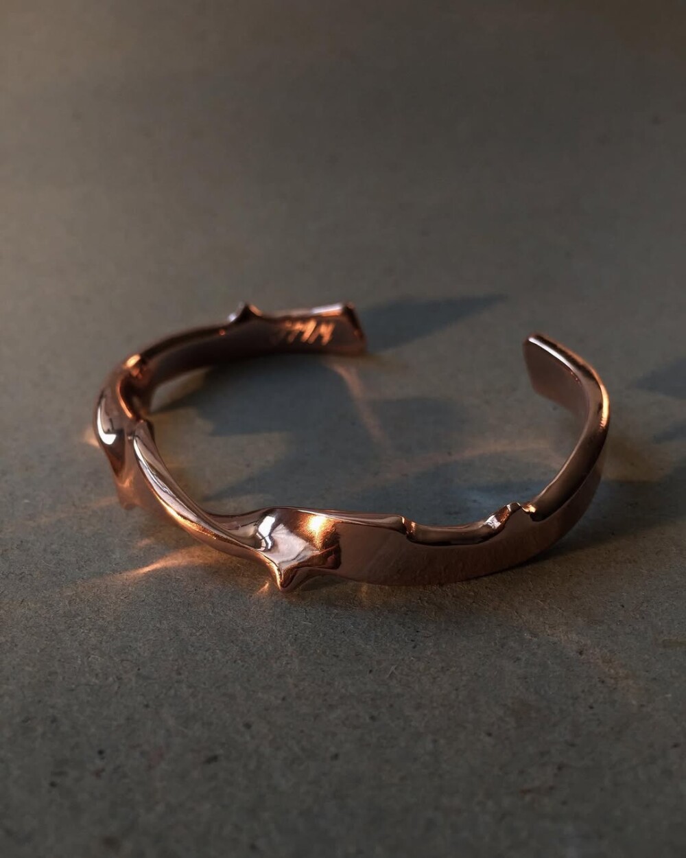 Pulseira artesanal de cobre Galho de Roseira