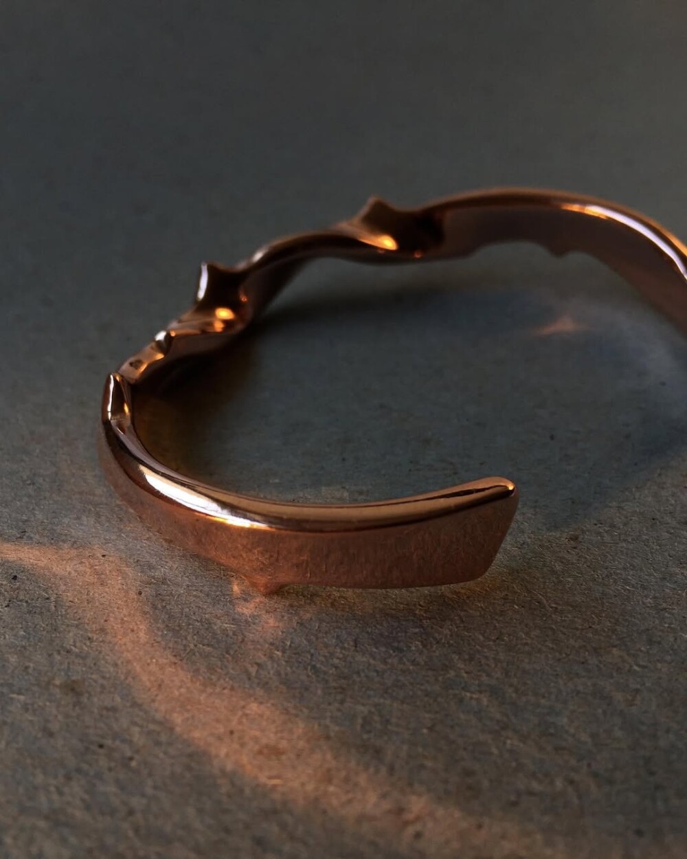 Pulseira artesanal de cobre Galho de Roseira