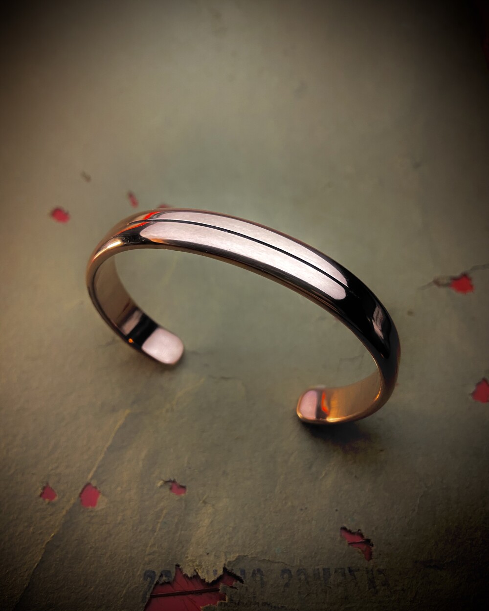 Pulseira Convexa de Cobre Cuff com Linha Gravada - Ajustável