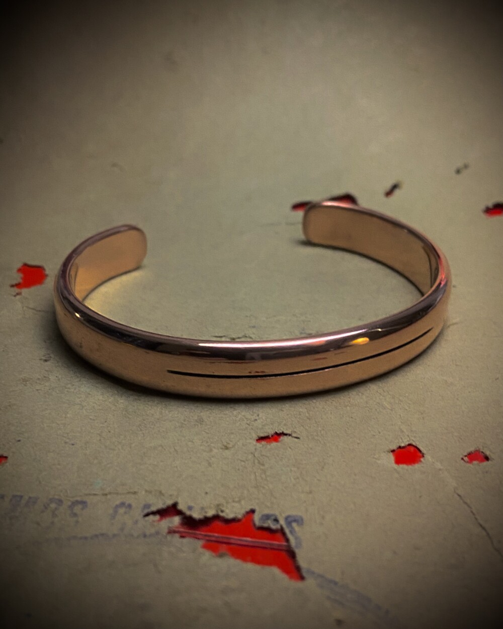 Pulseira Convexa de Cobre Cuff com Linha Gravada - Ajustável