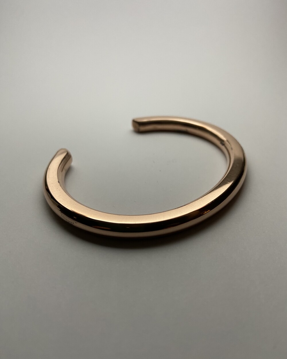 Pulseira Lateral Reta em Cobre Maciço Cuff Ajustável