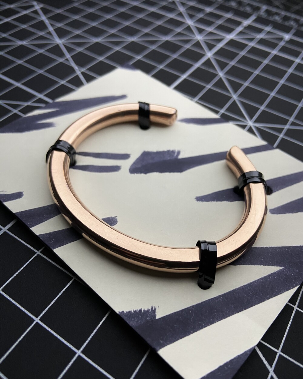 Pulseira Lateral Reta em Cobre Maciço Cuff Ajustável