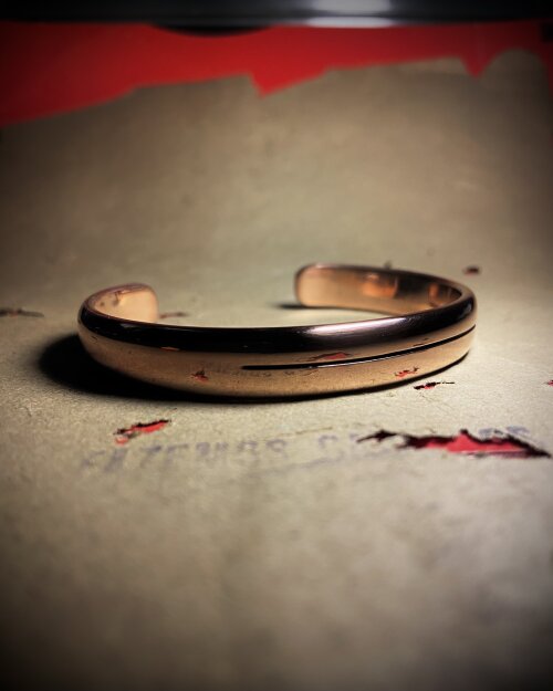Pulseira Convexa de Cobre Cuff com Linha Gravada - Ajustável