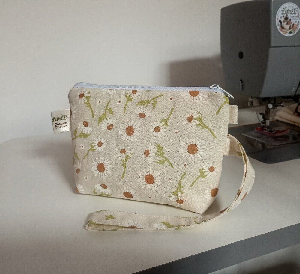 Nécessaire Bolsinha Trapézio Feminina Estampa Margaridas