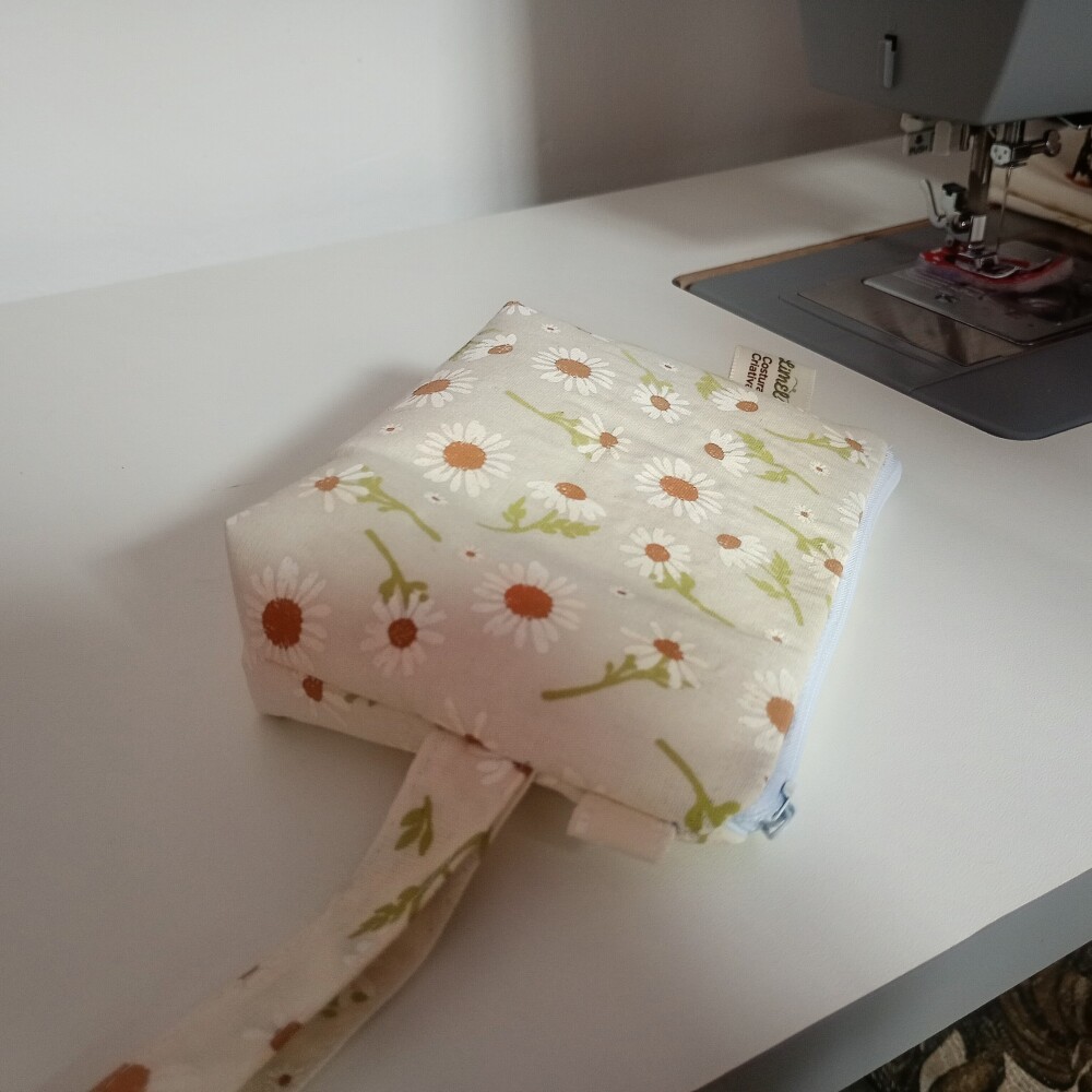 Nécessaire Bolsinha Trapézio Feminina Estampa Margaridas