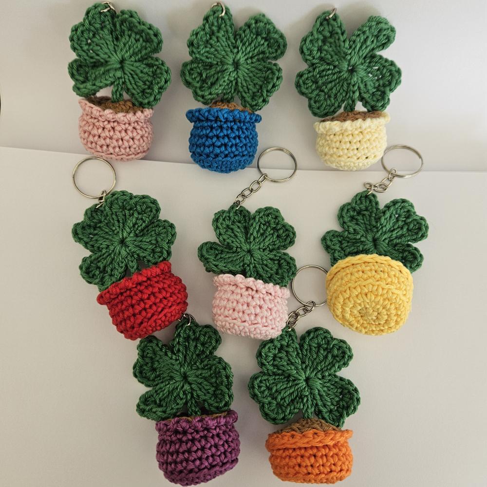 Lembrancinhas girassol, trevo da sorte e florzinha amigurumi chav