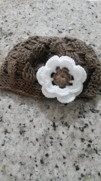 Boina marrom em Croche com linda Flor
