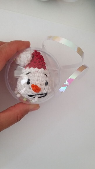 Bola de Natal com Amigurumi