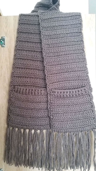 Cachecol com bolso de crochê