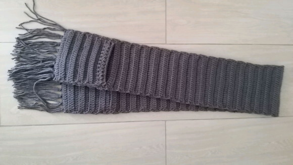 Cachecol com bolso de crochê
