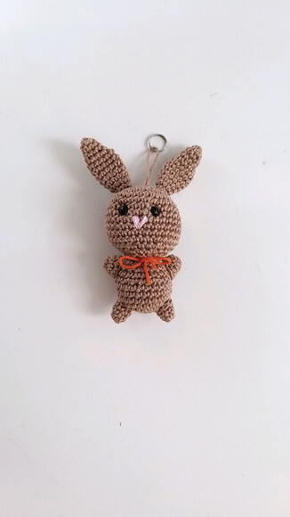 Coelho amigurumi bonequinho
