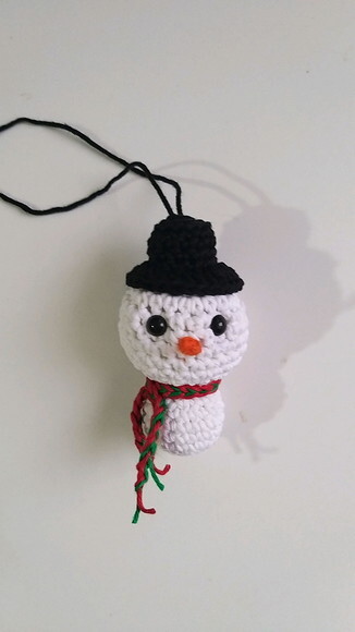 Enfeites de Natal Amigurumi Boneco de Neve Brilha no Escuro.