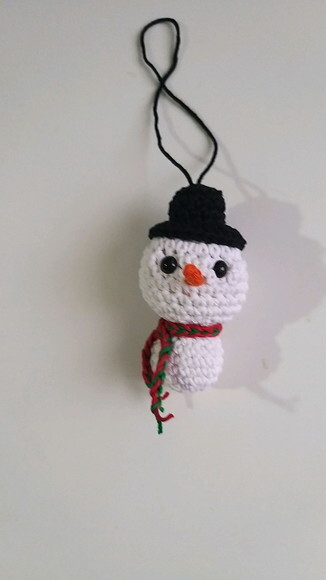 Enfeites de Natal Amigurumi Boneco de Neve Brilha no Escuro.