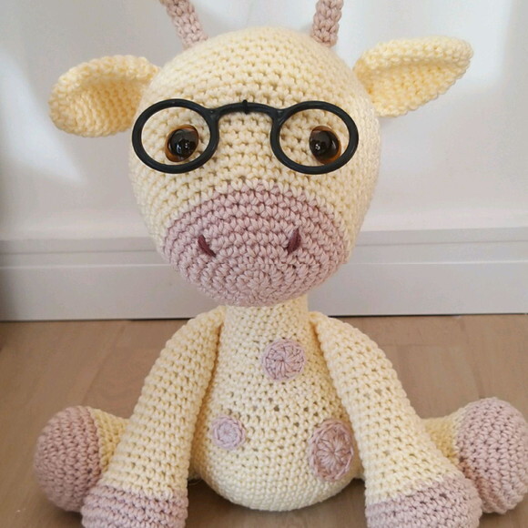 Girafa amigurumi boneco