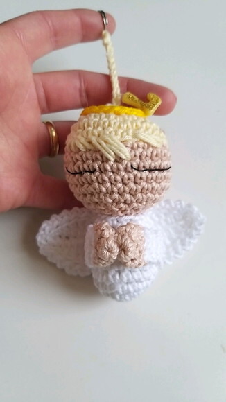 Lembrancinha anjinho amigurumi com pingentinho de inicial