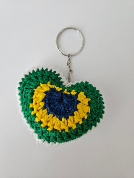 Lembrancinha Chaveiro Coração de Crochê Brasil Chaveiros