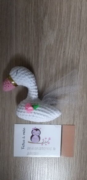 Lembrancinha cisne de crochê amigurumi