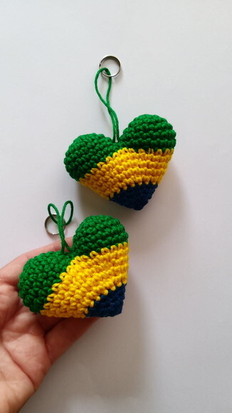 Lembrancinha Chaveiro Coração de Crochê Brasil Chaveiros