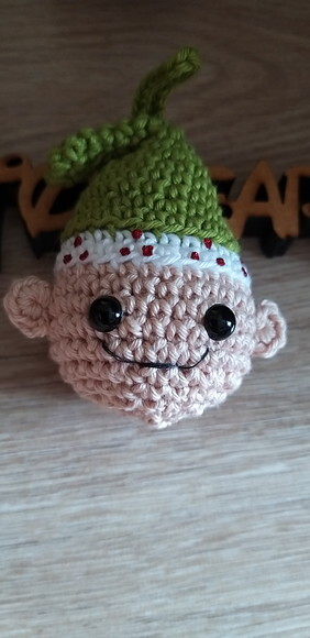 Lembrancinha duende amigurumi chaveirinho