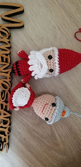 Lembrancinhas bonequinhos papai noel e mamãe noel.