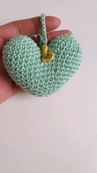 Lembrancinhas Coração Amigurumi com Pingentinho Letra