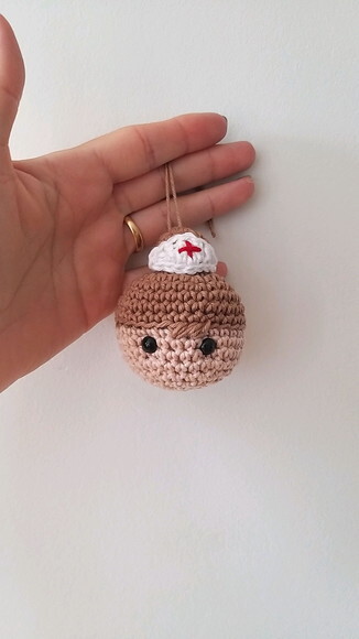 Lembrancinhas profissao enfermeira amigurumi chaveiro