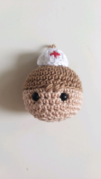 Lembrancinhas profissao enfermeira amigurumi chaveiro